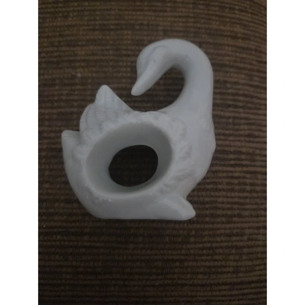 Set of 4 Vintage Napkin Rings Holders Elegant White Swans Glossy Finish